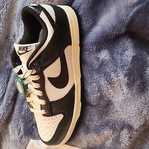NEVER WORN! Nike women size 7 panda dunks